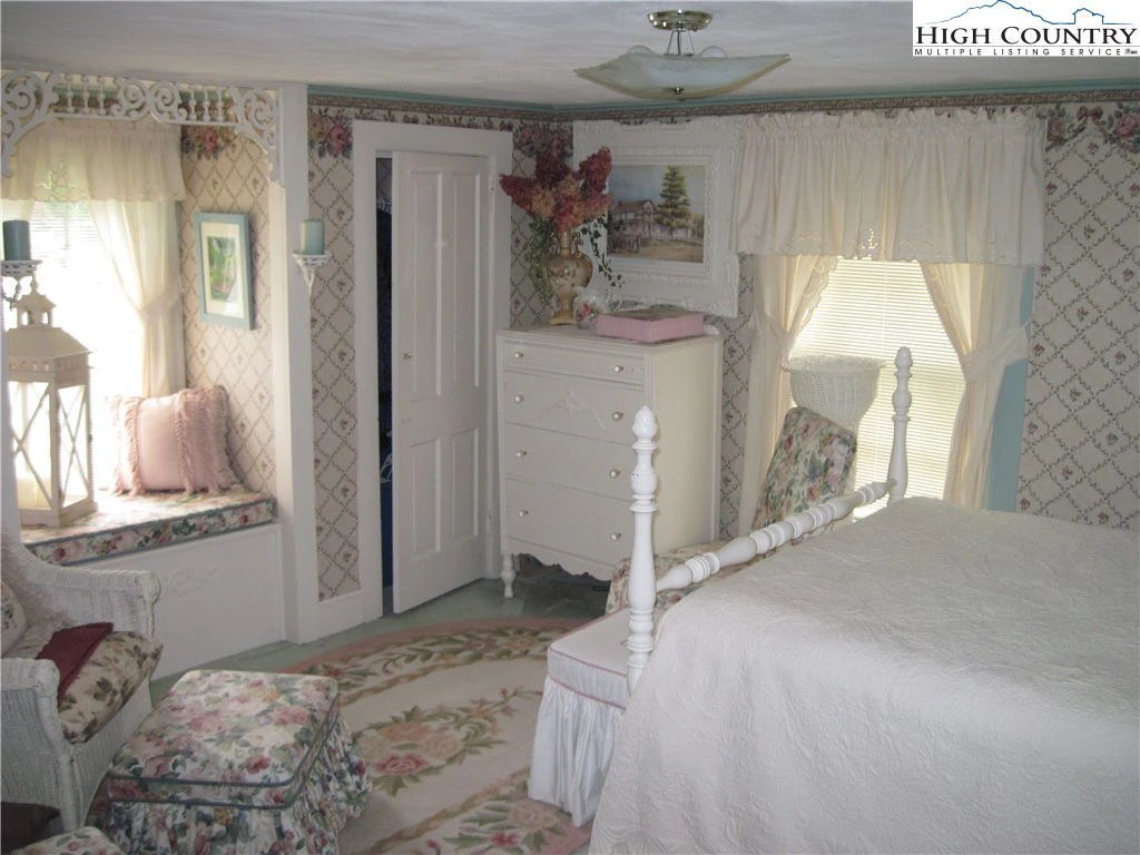 Image number 4 for the current listing