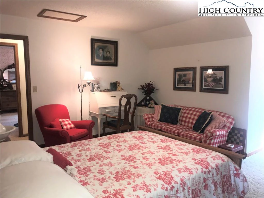 Image number 15 for the current listing