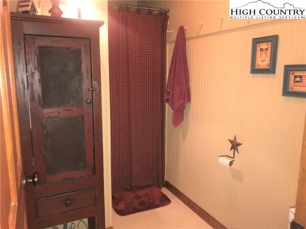 Image number 9 for the current listing