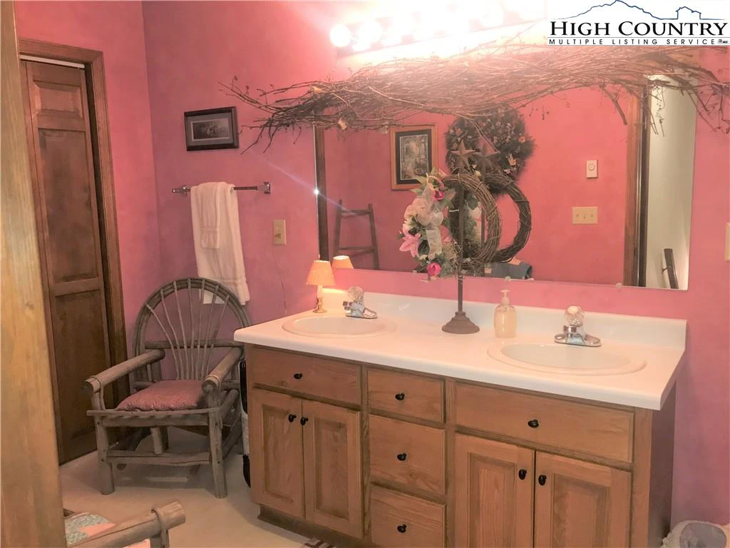 Image number 8 for the current listing