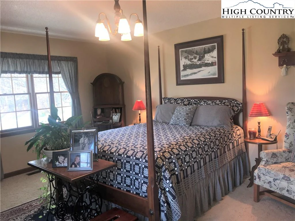 Image number 21 for the current listing