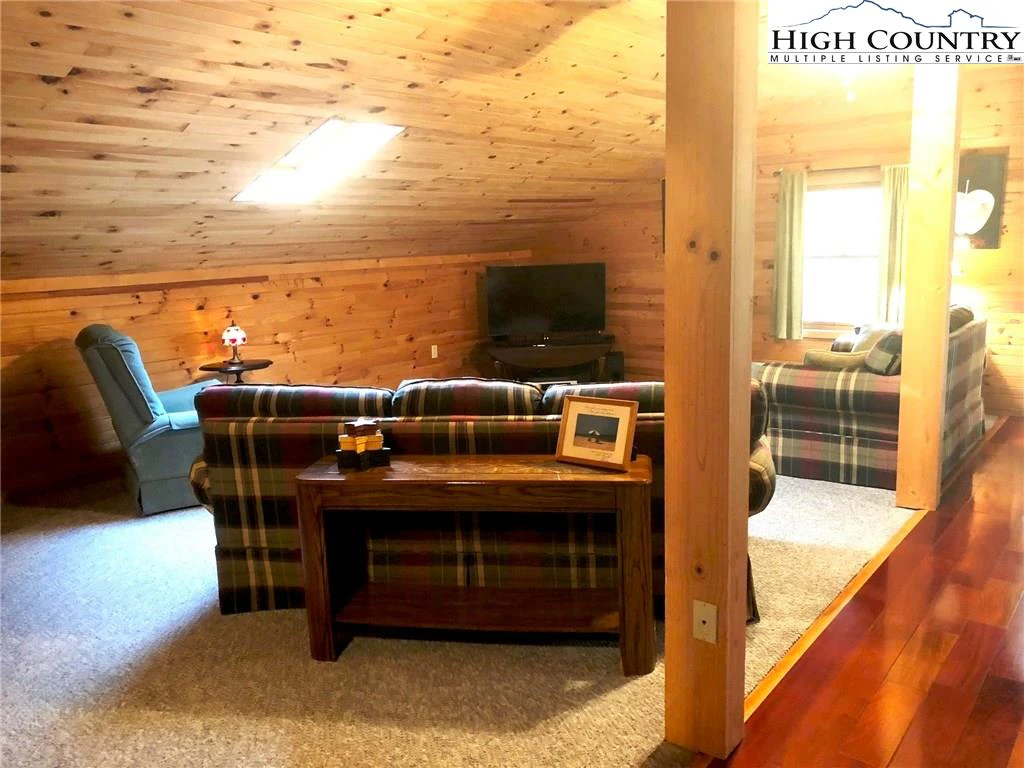 Image number 3 for the current listing