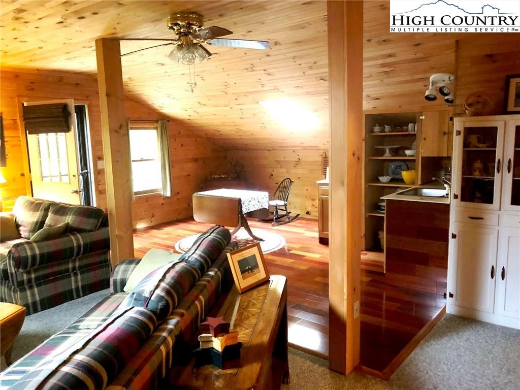 Image number 4 for the current listing