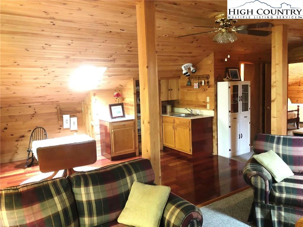 Image number 5 for the current listing
