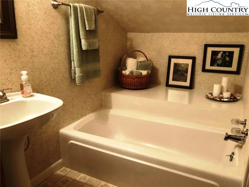 Image number 7 for the current listing