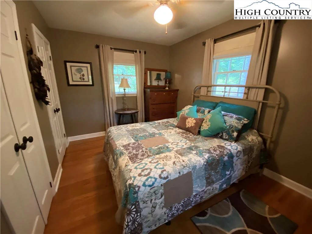 Image number 11 for the current listing