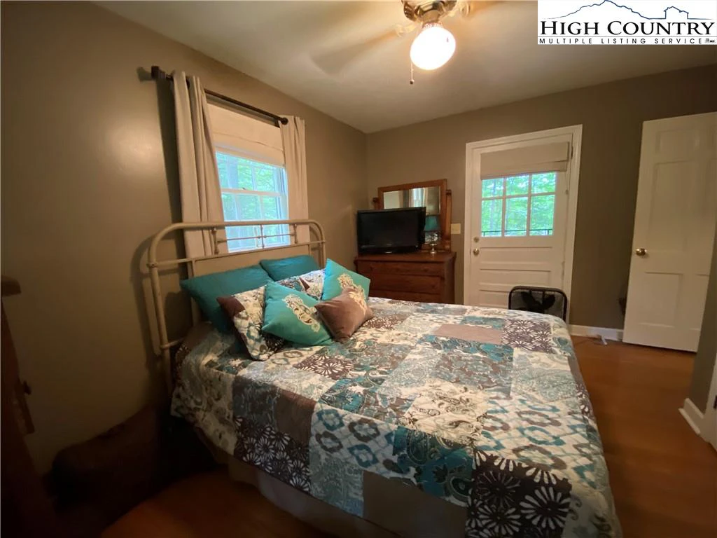 Image number 12 for the current listing