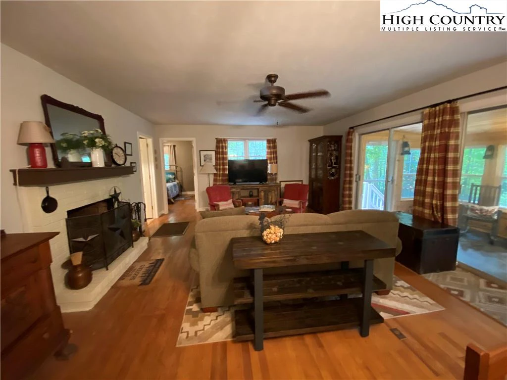 Image number 3 for the current listing