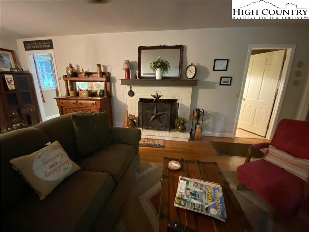 Image number 4 for the current listing