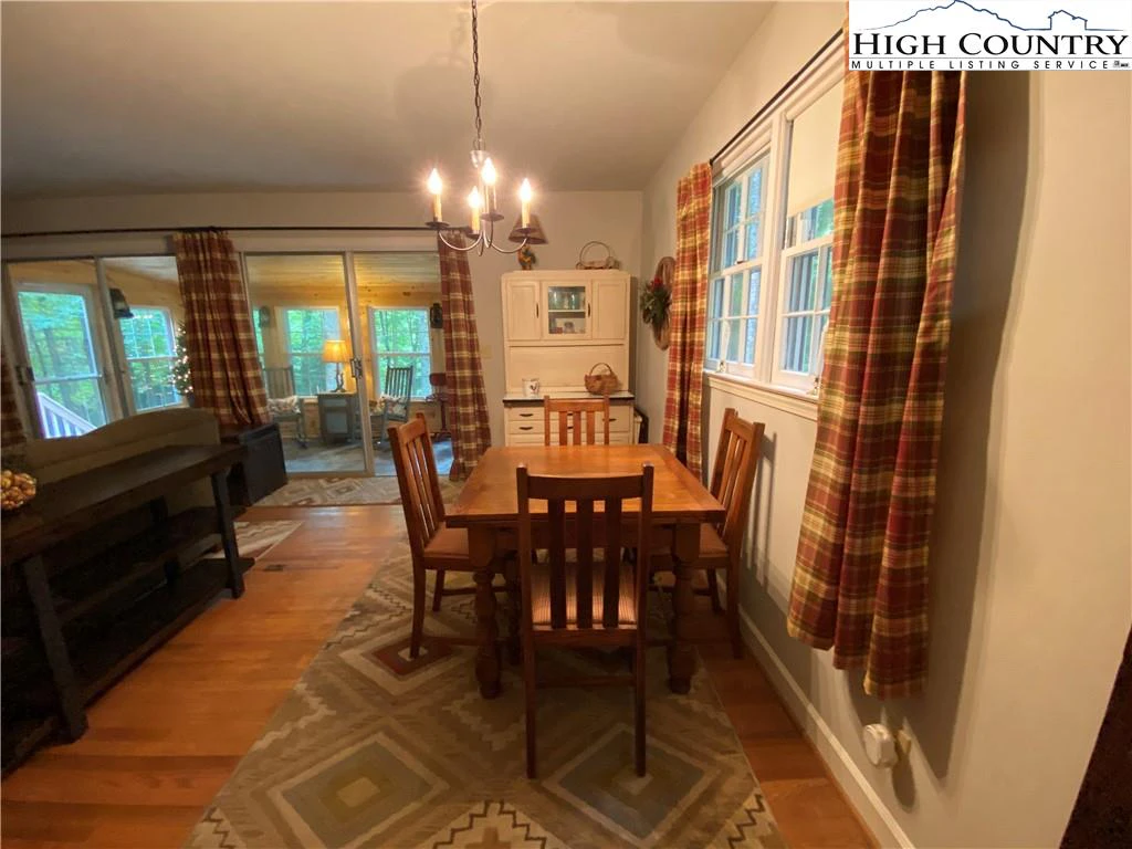 Image number 5 for the current listing