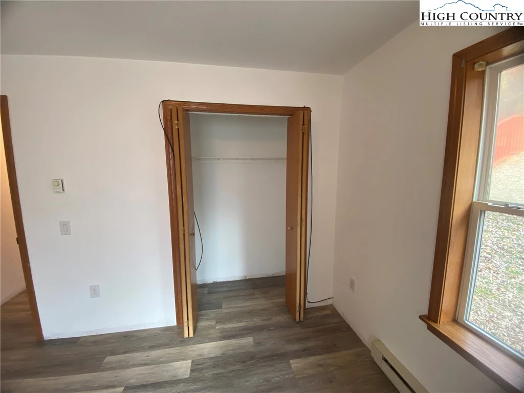 Image number 4 for the current listing