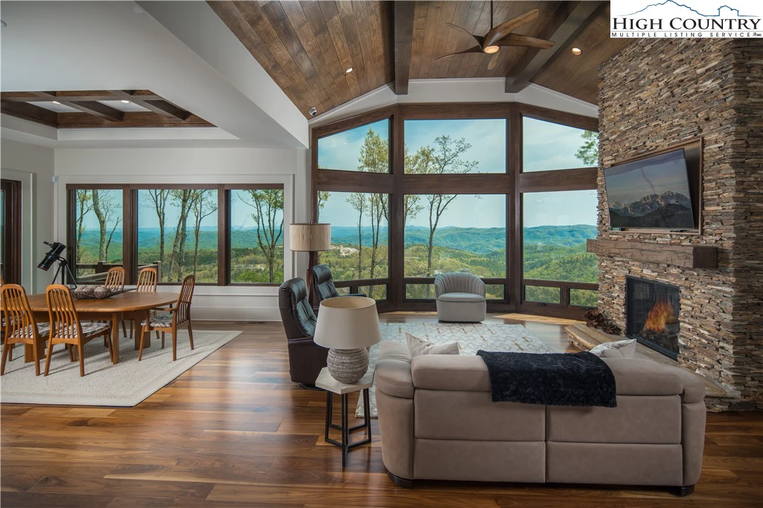 Image number 19 for the current listing