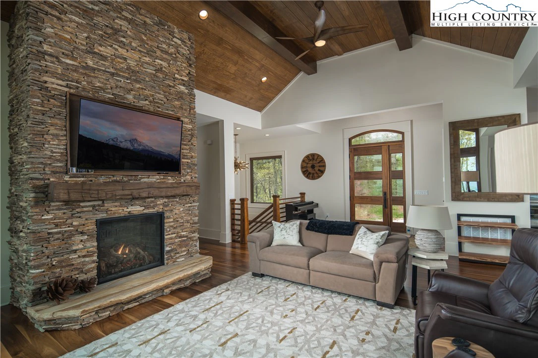 Image number 15 for the current listing