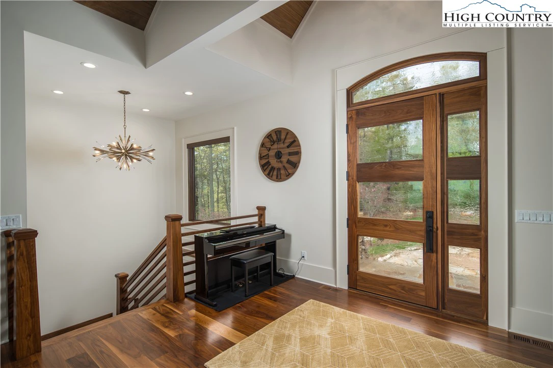 Image number 14 for the current listing
