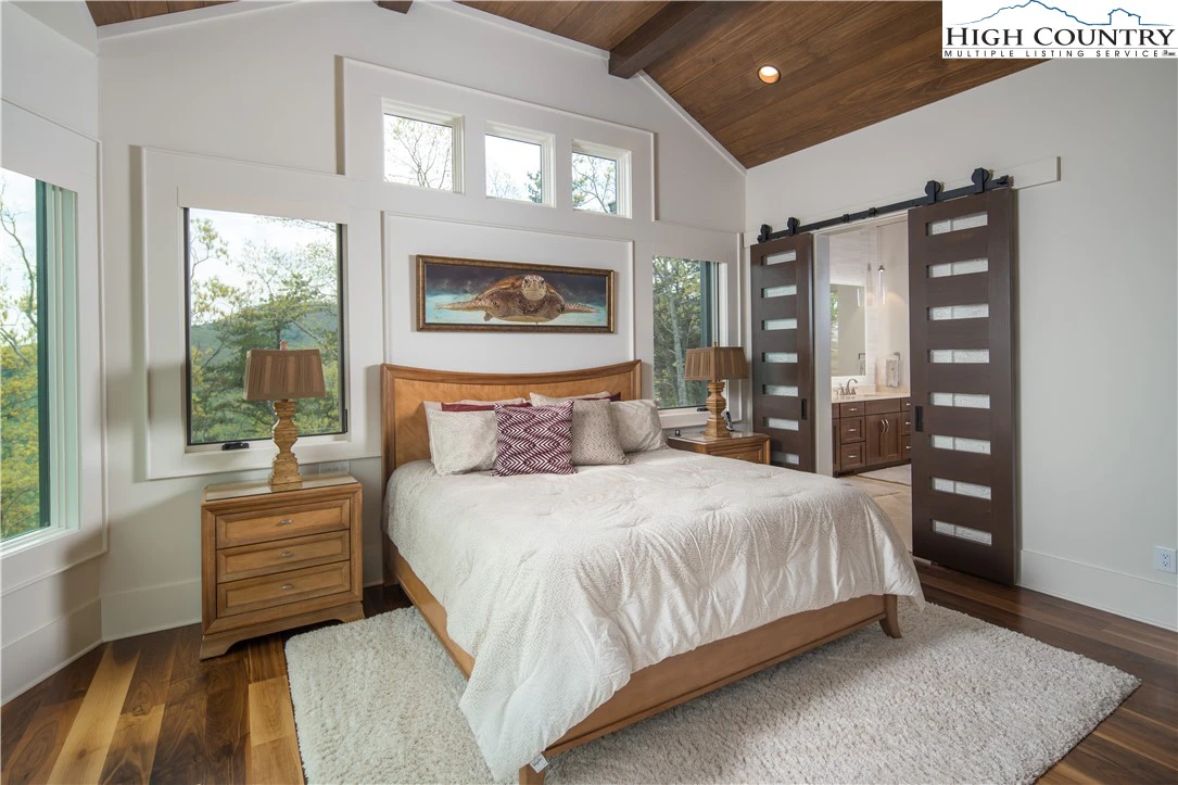 Image number 3 for the current listing