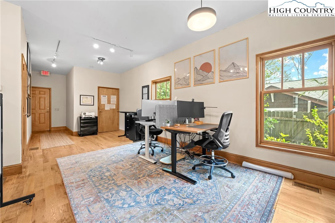 Image number 7 for the current listing