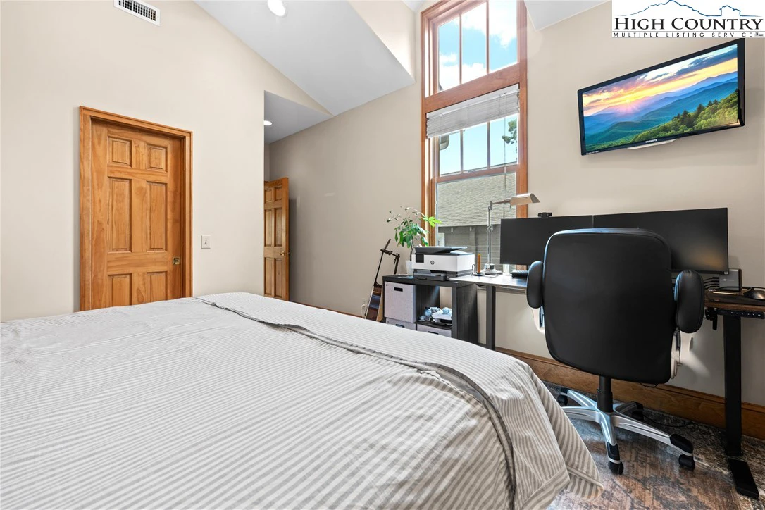 Image number 9 for the current listing