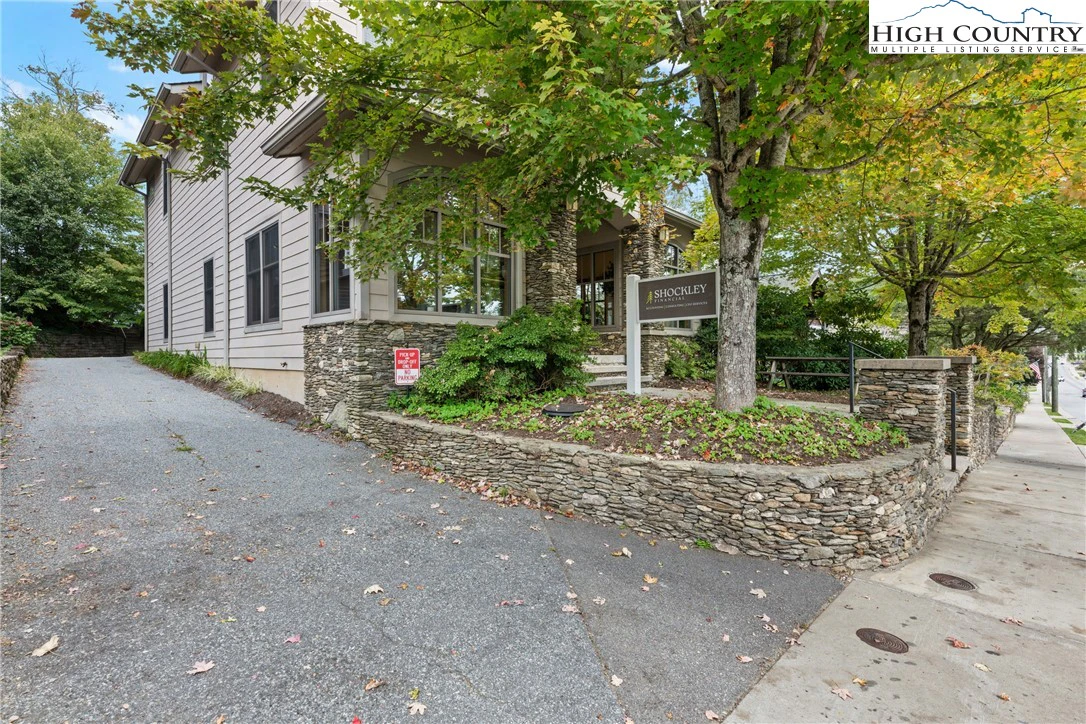 Image number 1 for the current listing