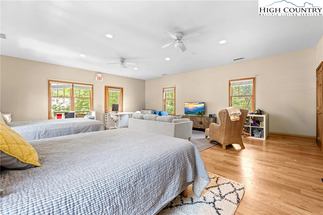 Image number 2 for the current listing