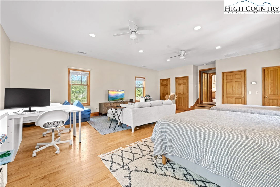 Image number 15 for the current listing