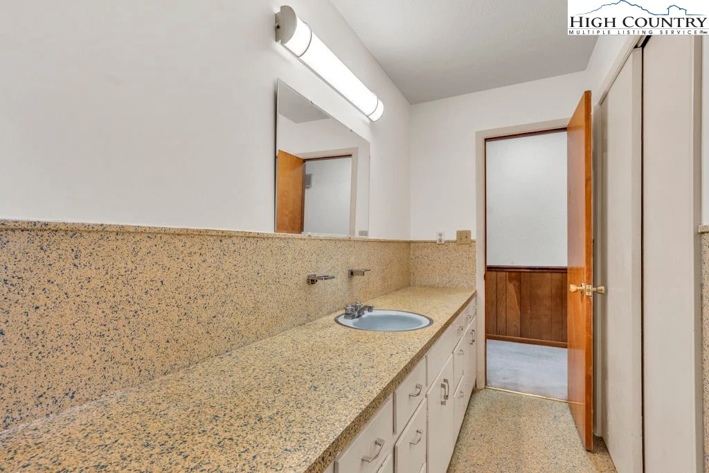 Image number 8 for the current listing