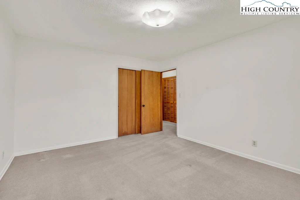 Image number 17 for the current listing