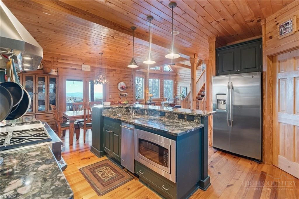Image number 14 for the current listing
