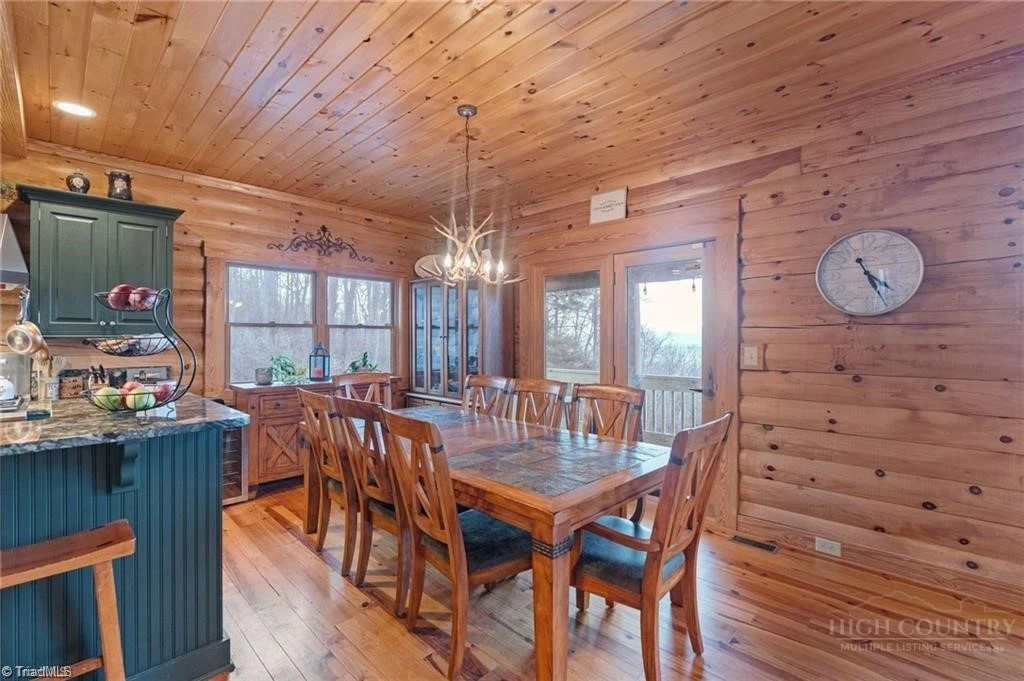 Image number 19 for the current listing