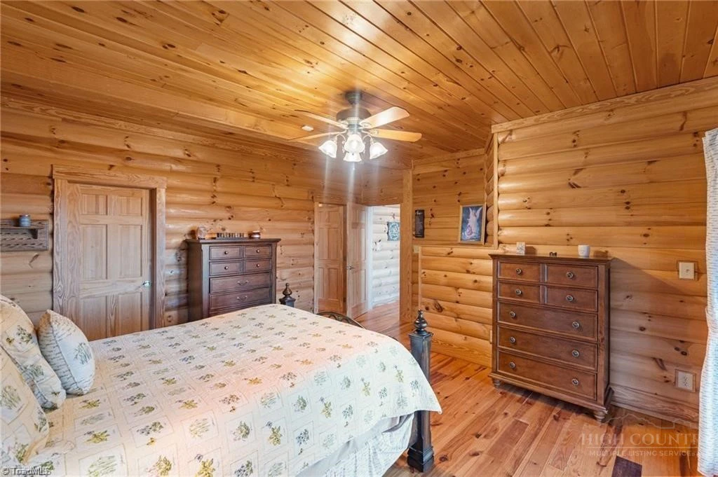 Image number 21 for the current listing