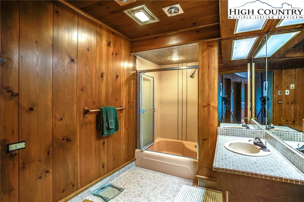 Image number 3 for the current listing