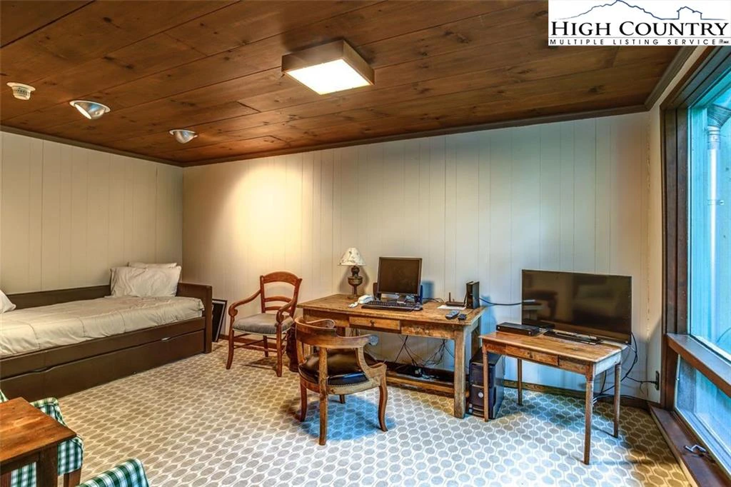 Image number 4 for the current listing