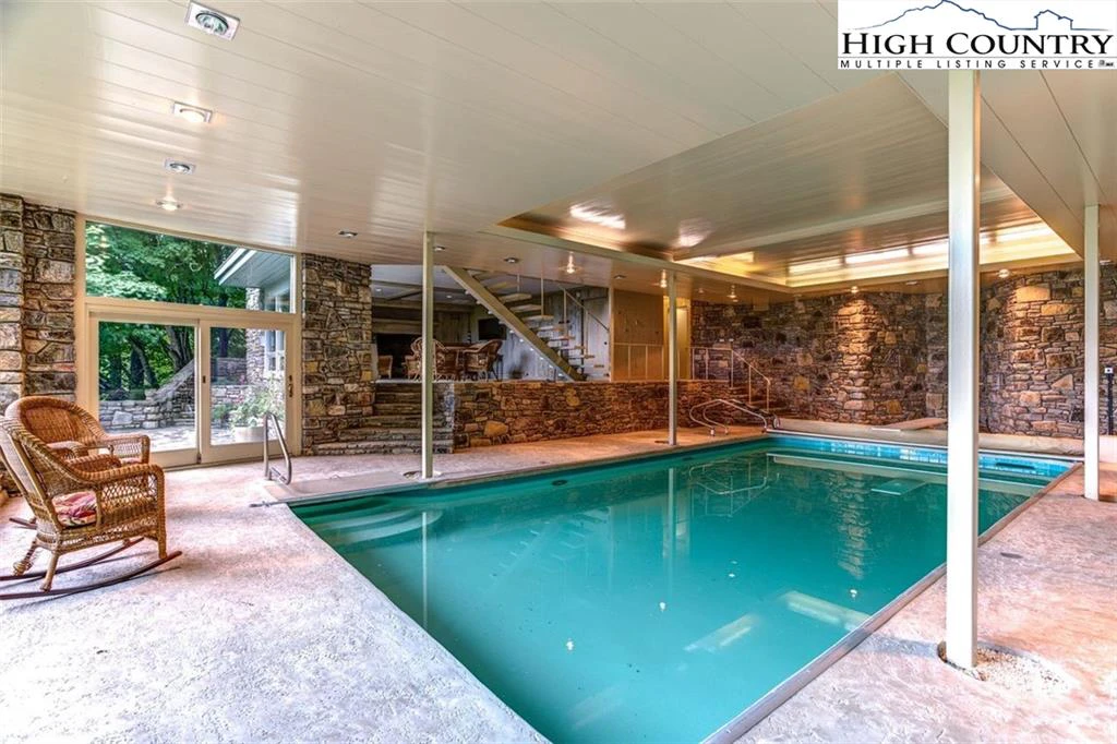 Image number 11 for the current listing