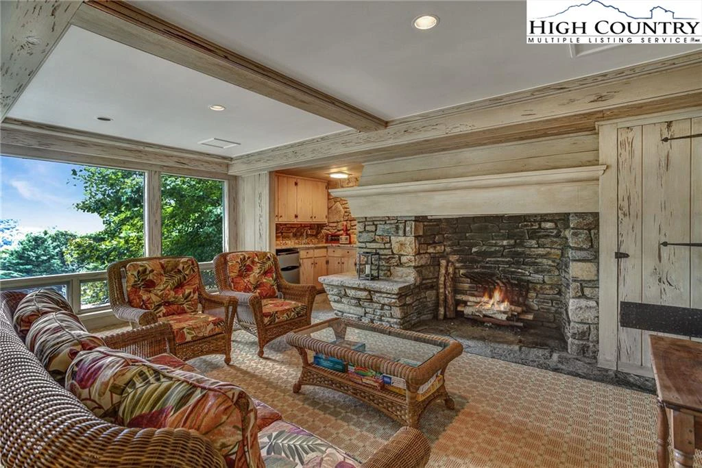 Image number 2 for the current listing