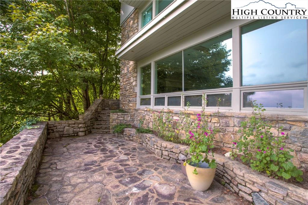 Image number 16 for the current listing