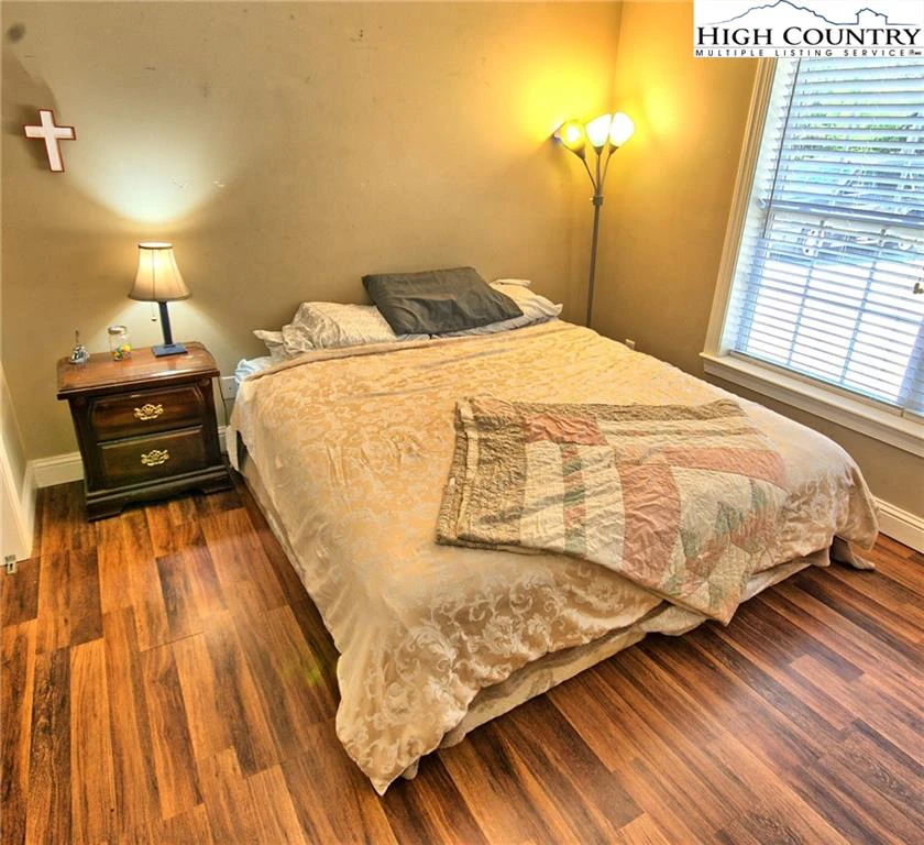 Image number 5 for the current listing