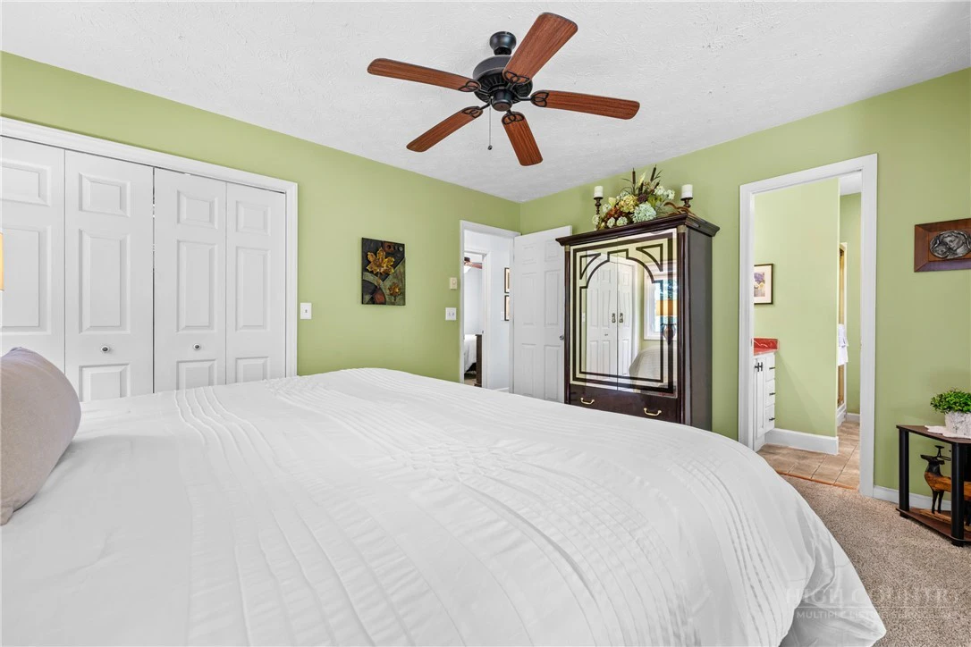 Image number 15 for the current listing