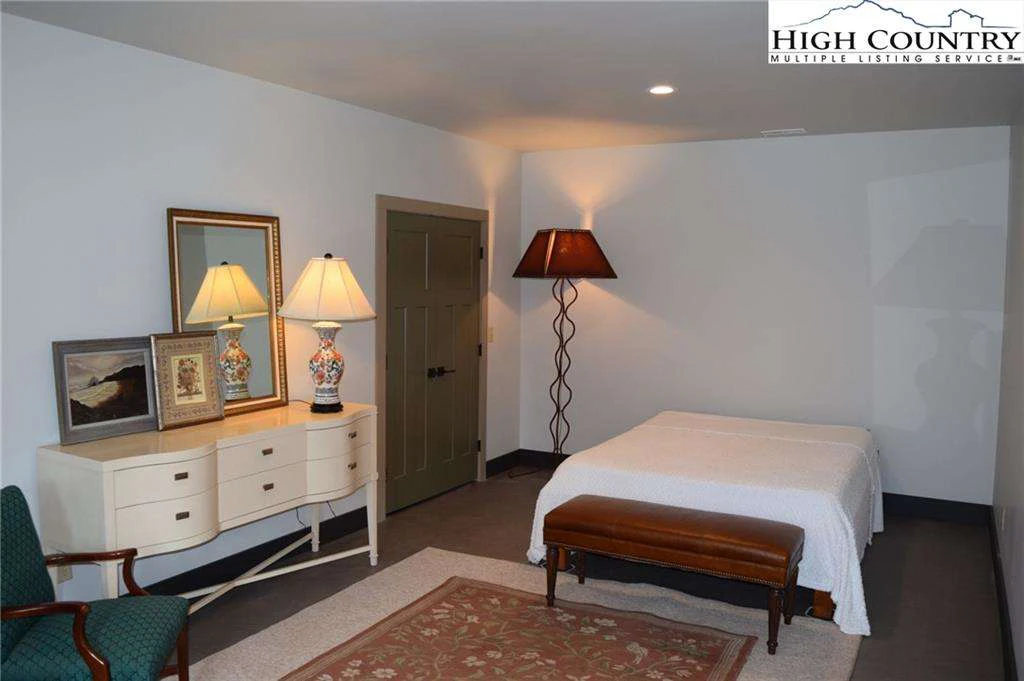 Image number 11 for the current listing