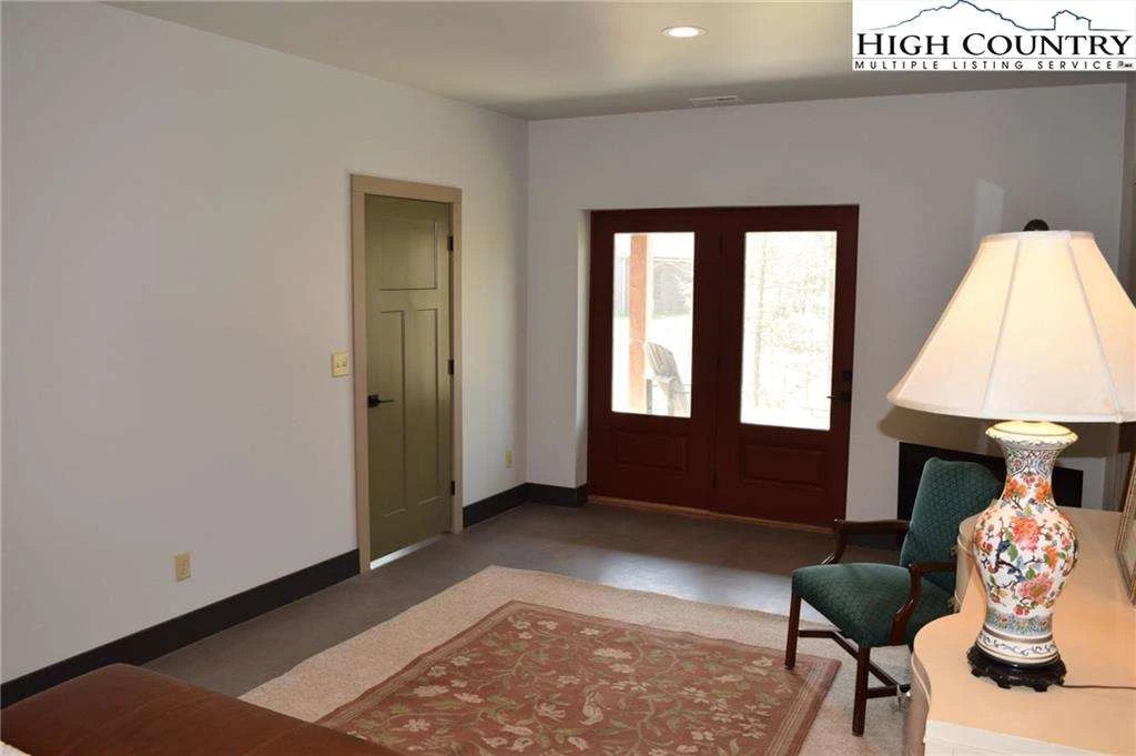 Image number 3 for the current listing