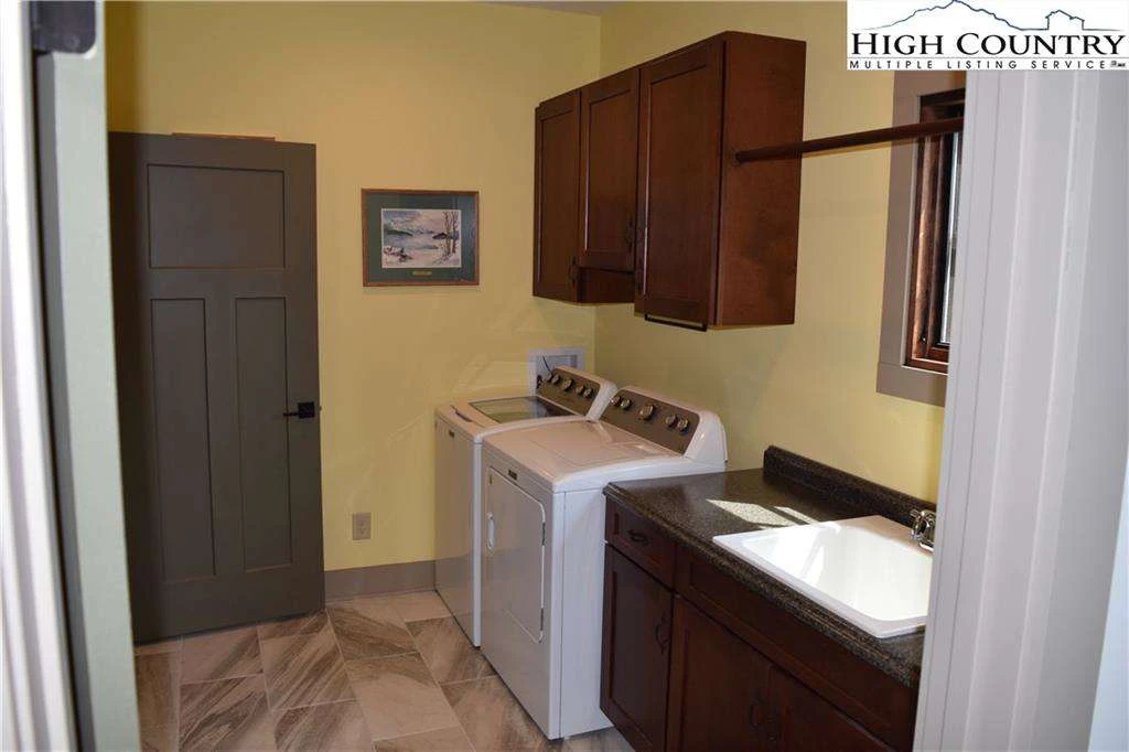 Image number 4 for the current listing