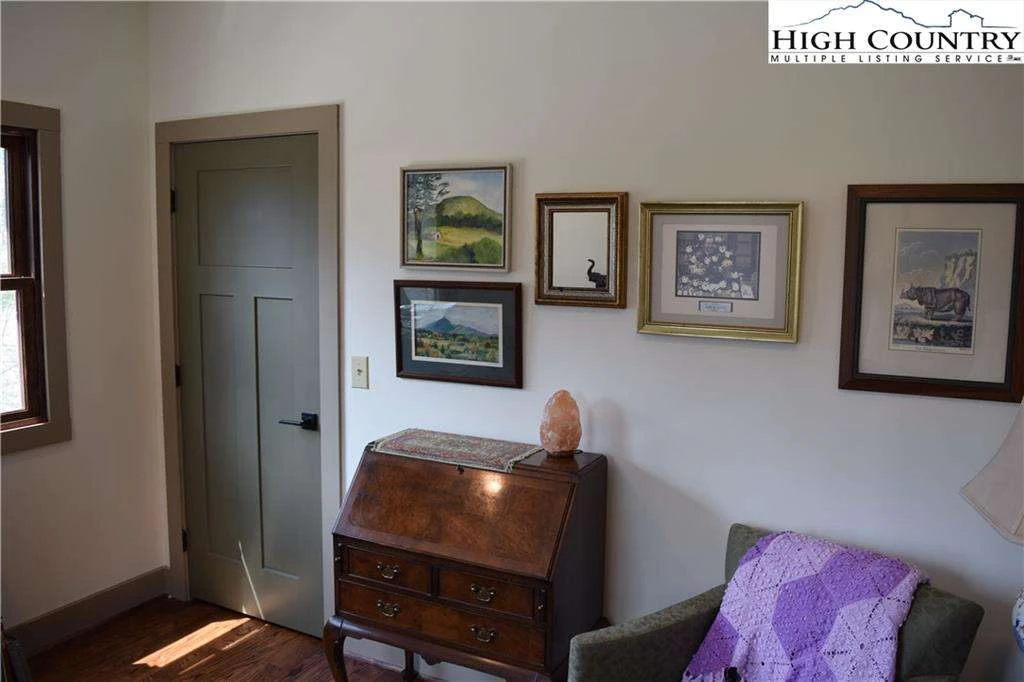 Image number 5 for the current listing