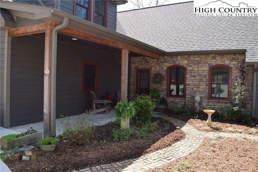 Image number 17 for the current listing