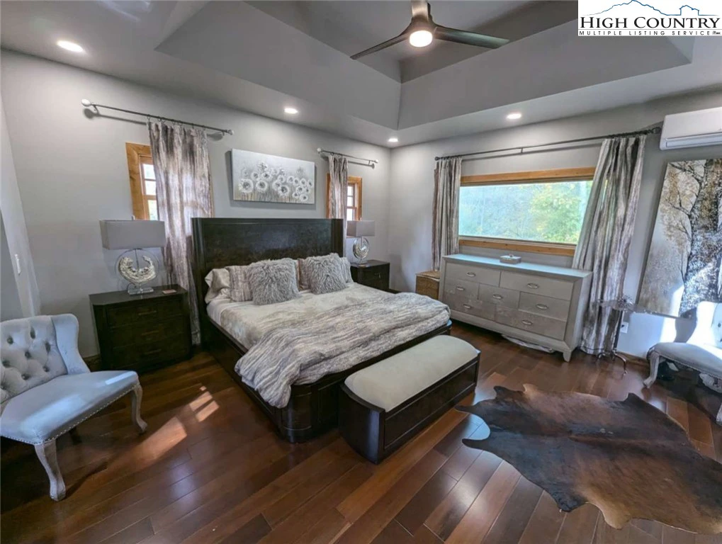 Image number 4 for the current listing