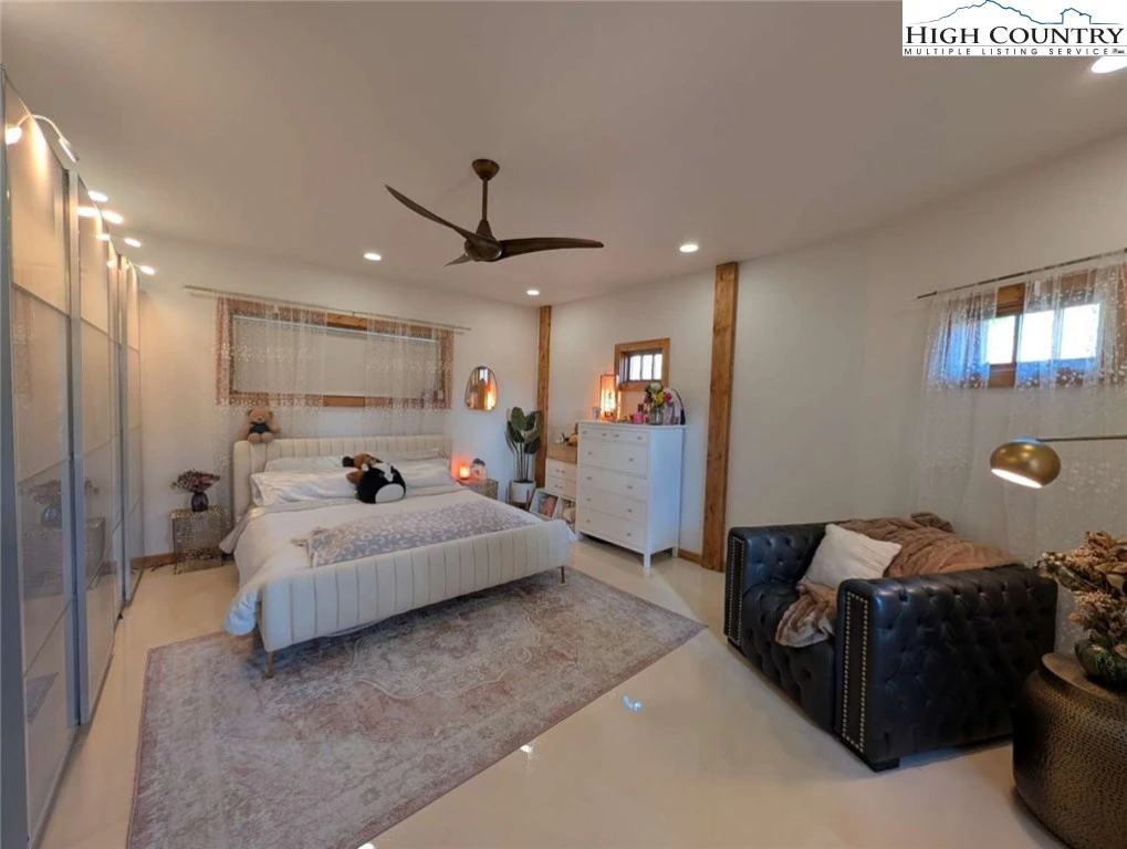 Image number 3 for the current listing
