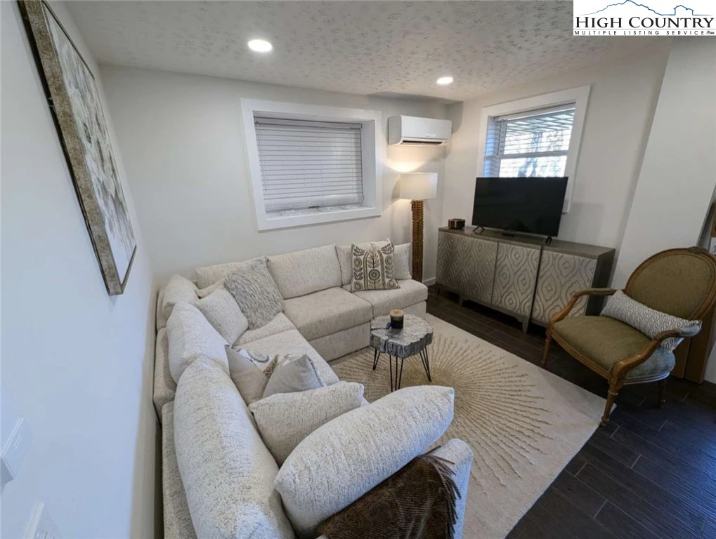 Image number 50 for the current listing