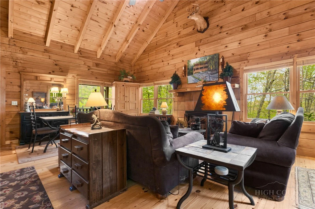 Image number 15 for the current listing