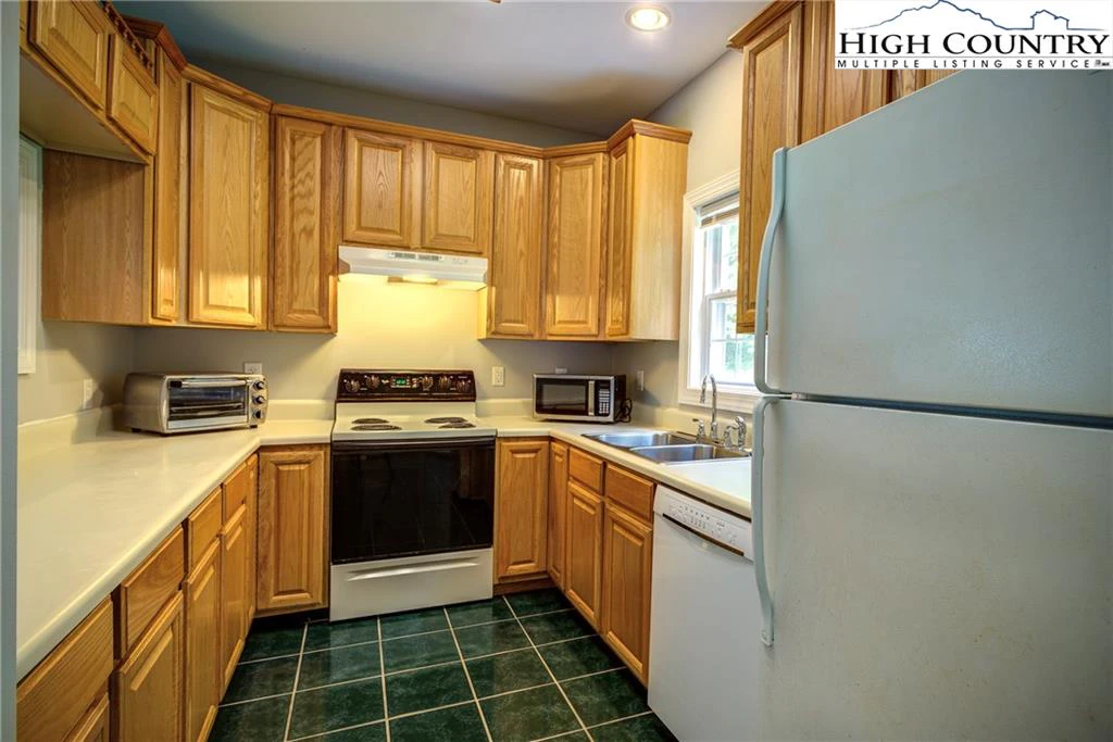 Image number 21 for the current listing