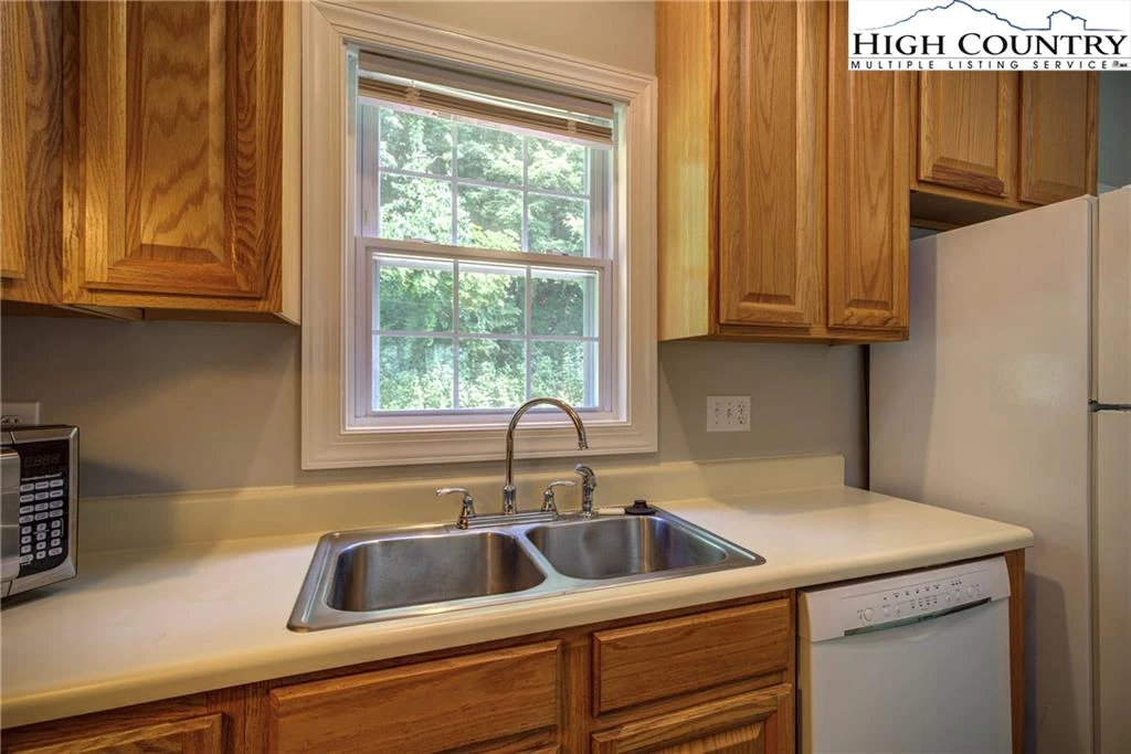 Image number 18 for the current listing