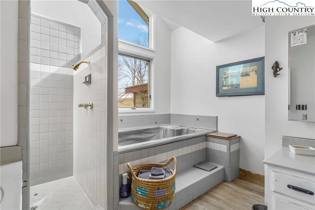 Image number 3 for the current listing