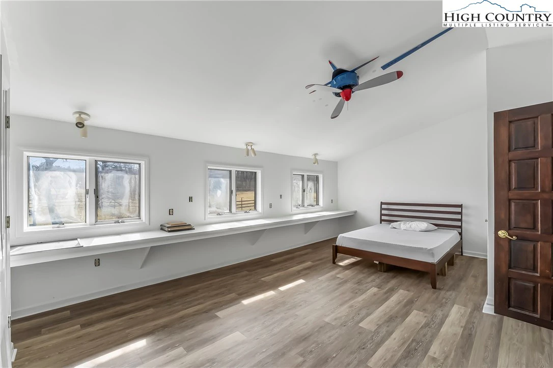 Image number 5 for the current listing