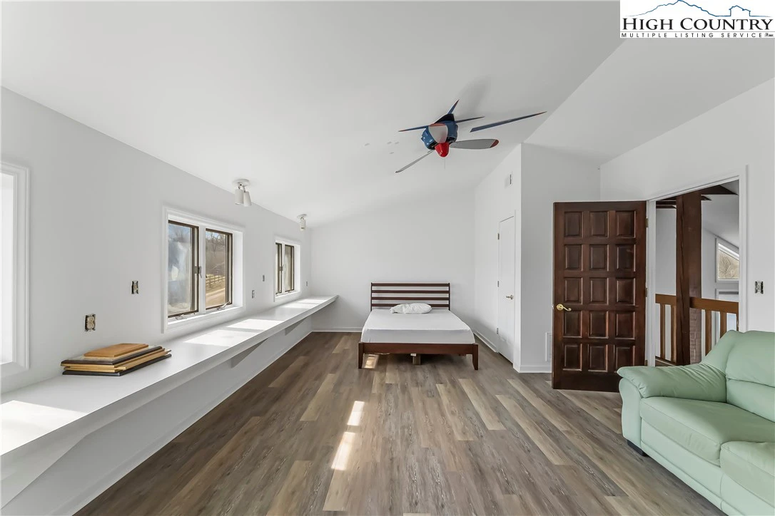 Image number 6 for the current listing